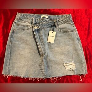 Asymmetrically (?) buttoned denim skirt with pockets